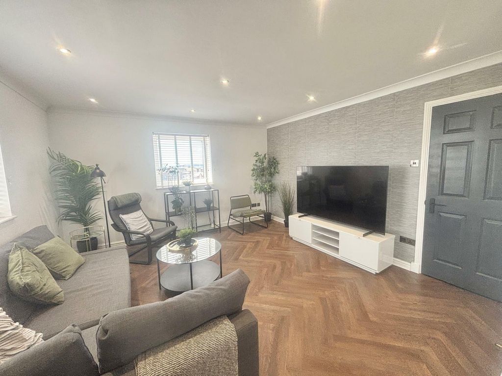 Property photo 2 of 28