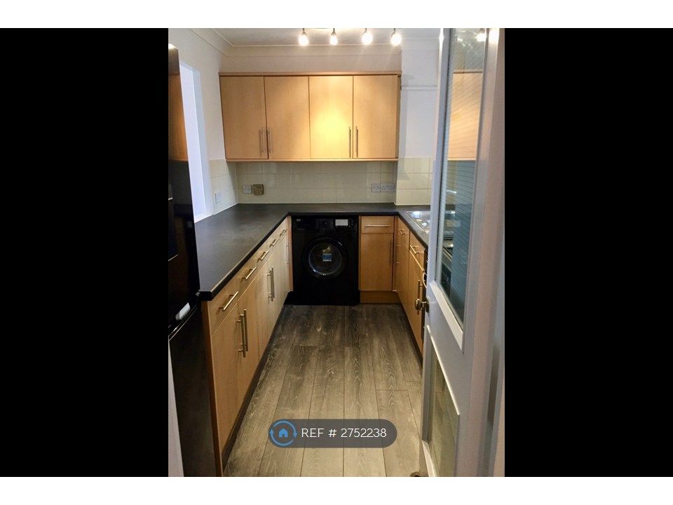 Property photo 3 of 10 Kitchen