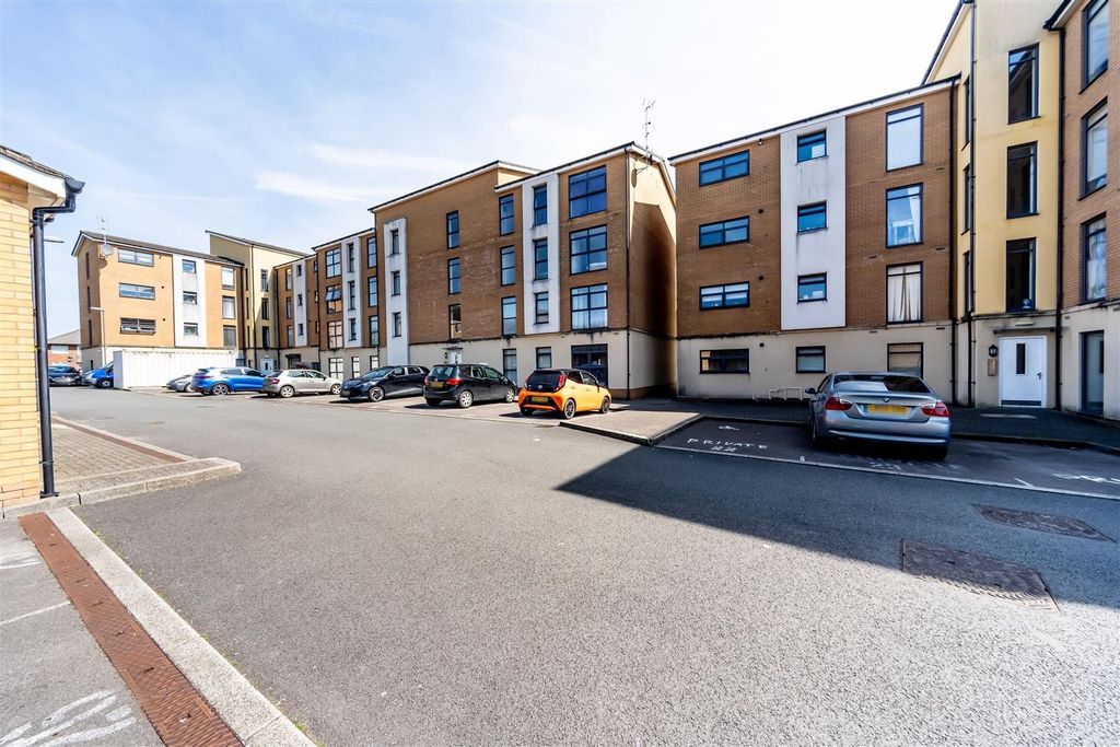 Property photo 2 of 20 Bright Modern Apartments With Ample Parking Space...