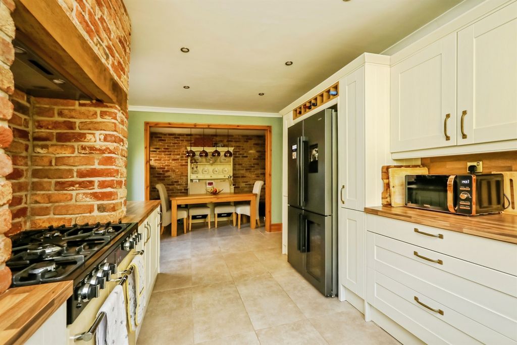 Property photo 2 of 22