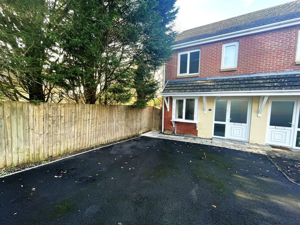 Property photo 1 of 20 Externally