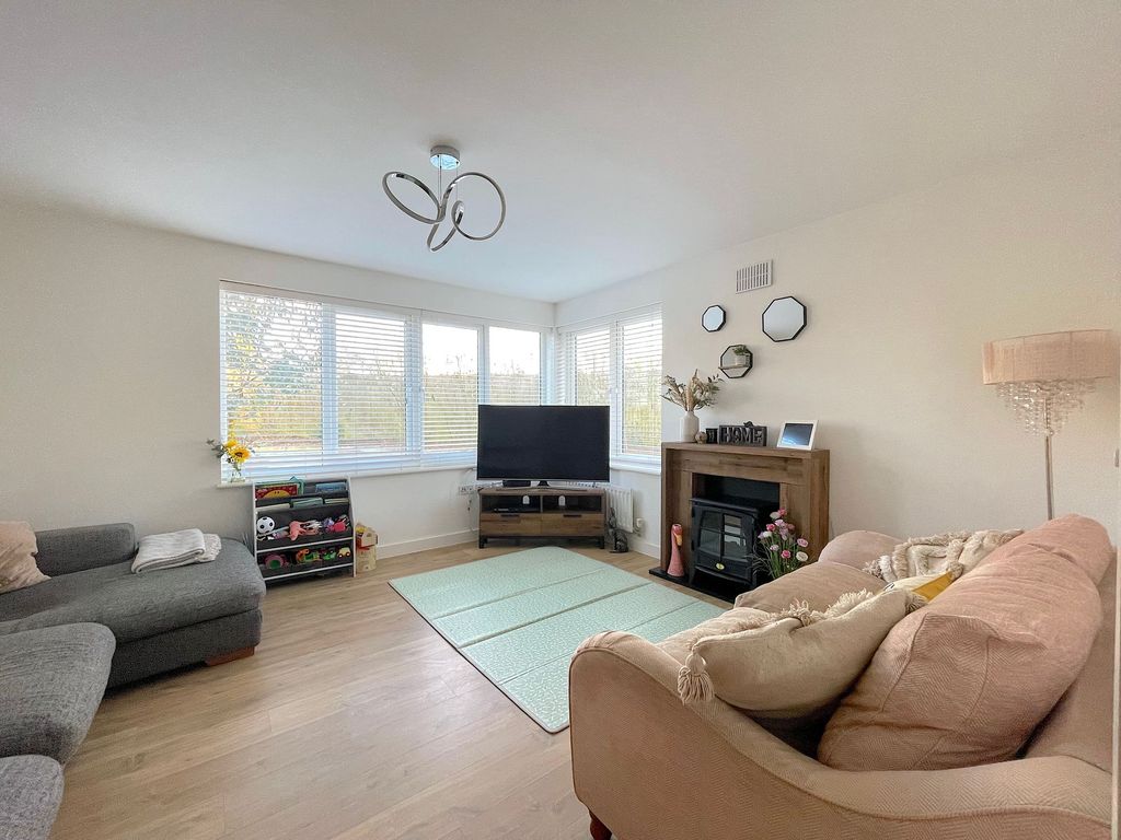 Property photo 2 of 20 Living Room (1)