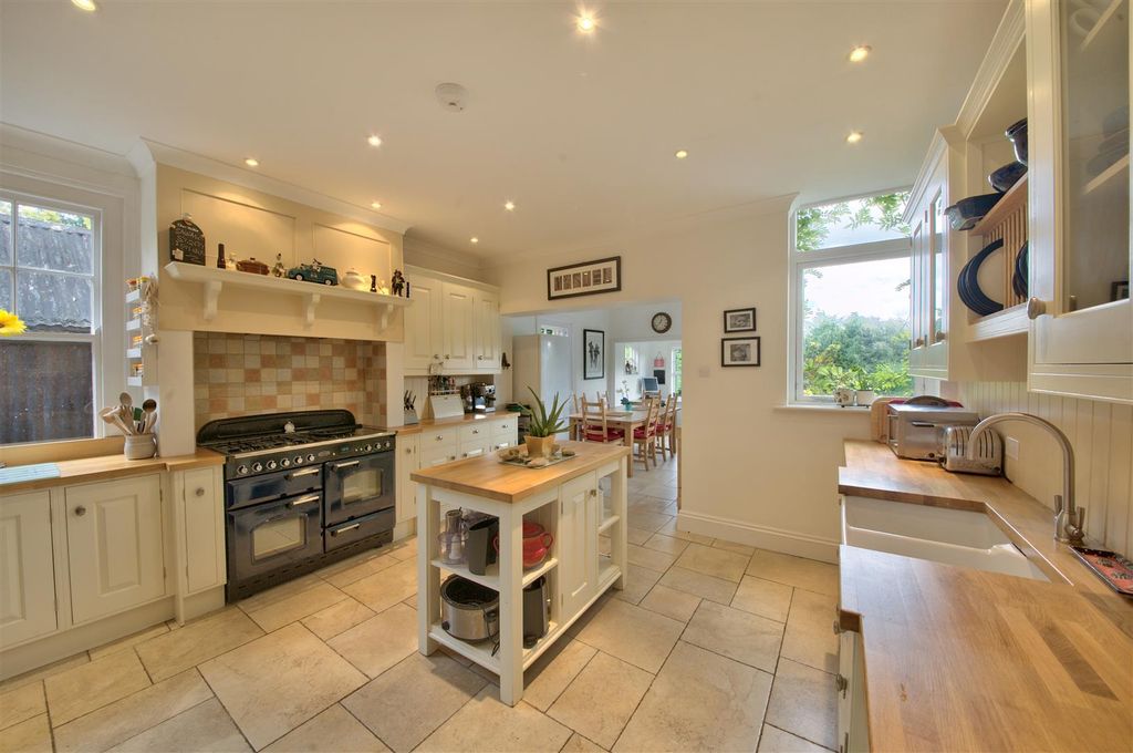 Property photo 3 of 33