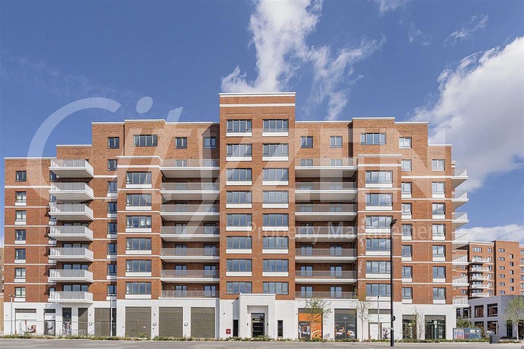 Property photo 2 of 16 Lombard Square