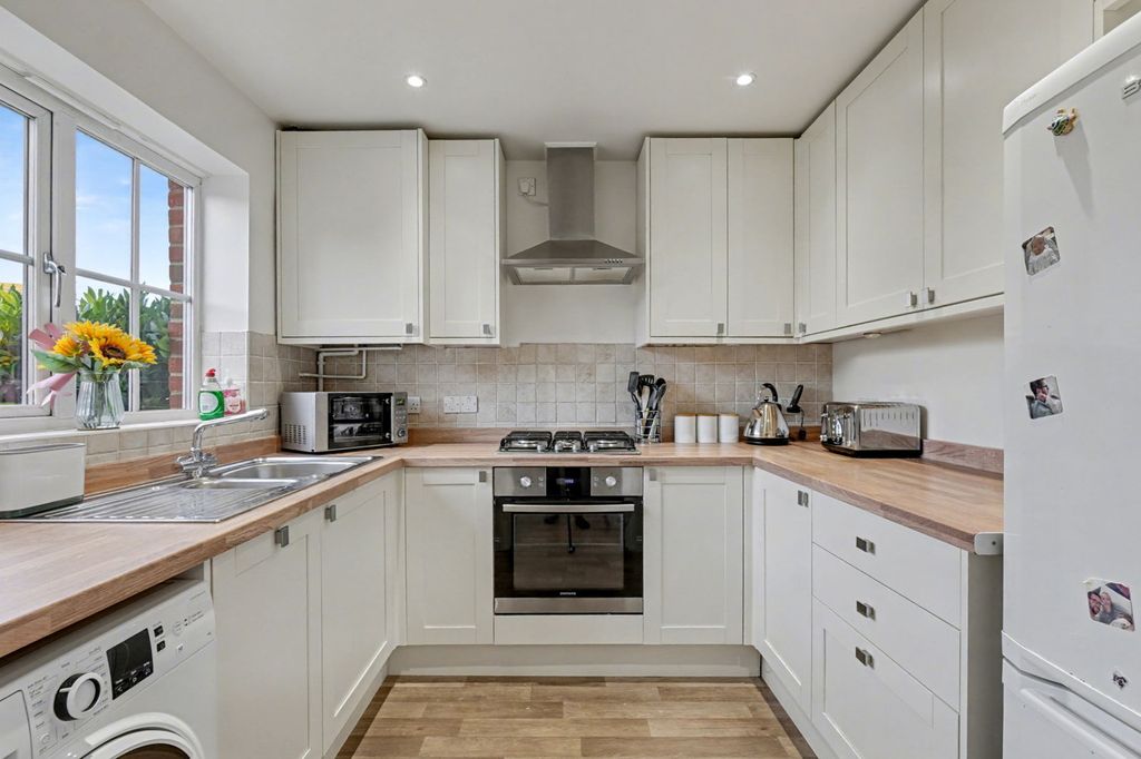 Property photo 2 of 20