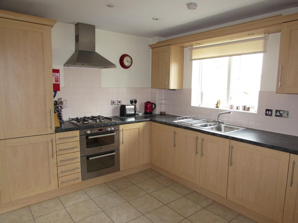 Property photo 3 of 10 Kitchen