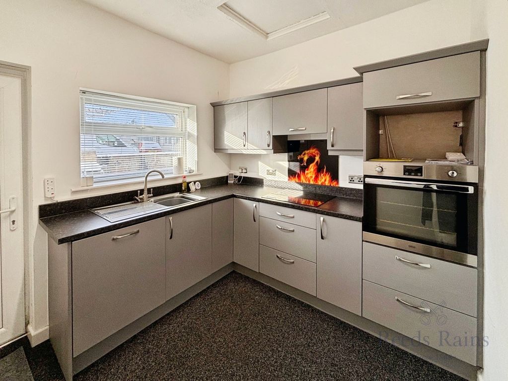 Property photo 2 of 11 Kitchen