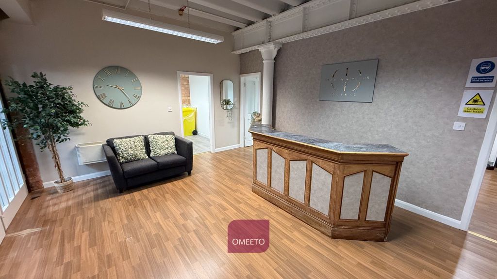 Property photo 1 of 8 Salon To Let