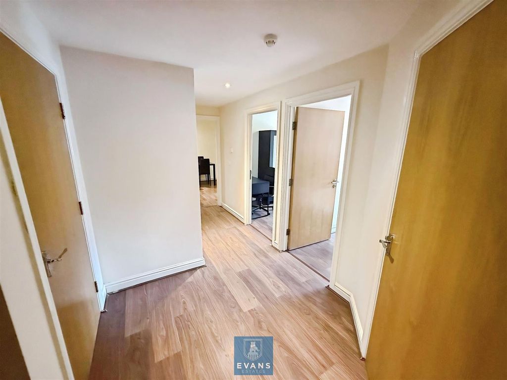 Property photo 3 of 9 Hallway