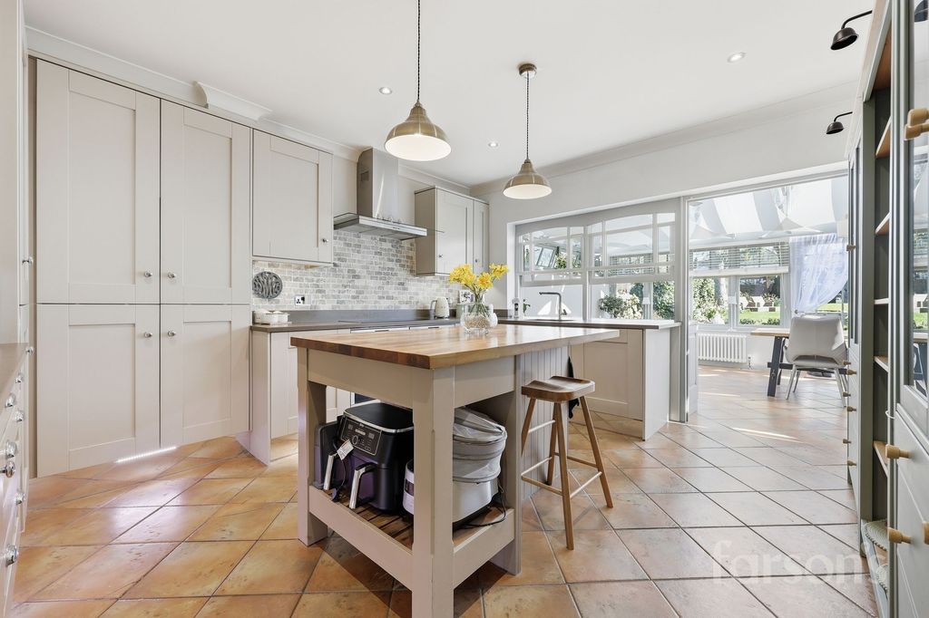 Property photo 2 of 28