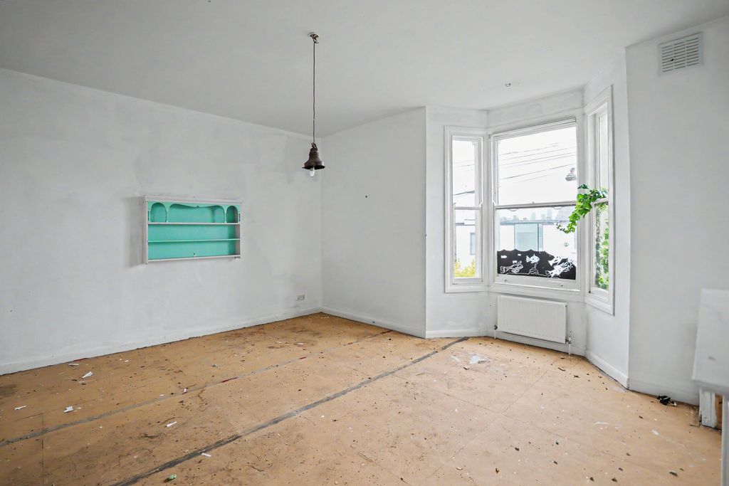 Property photo 2 of 12 Flat B, 116 Hinton Road, Herne Hill, London, Se24 0Hu