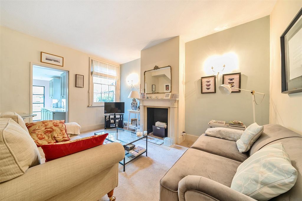 Property photo 3 of 18 Living Room