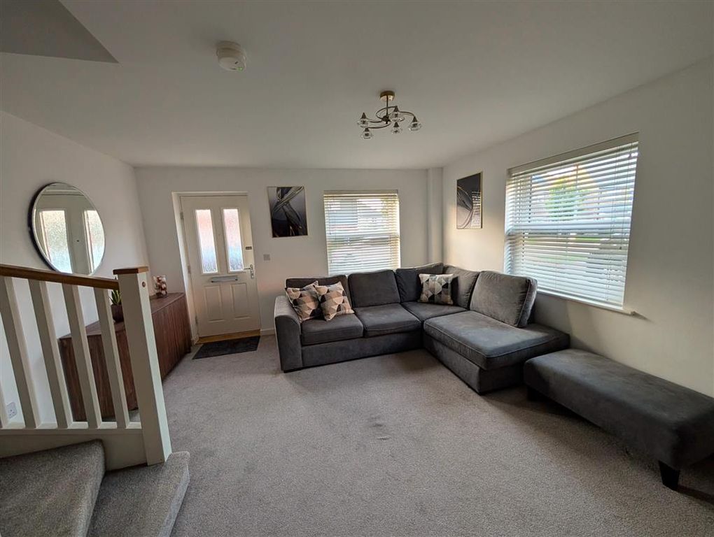 Property photo 3 of 12 Lounge