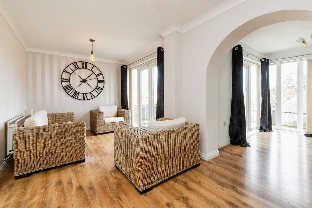 Property photo 2 of 20