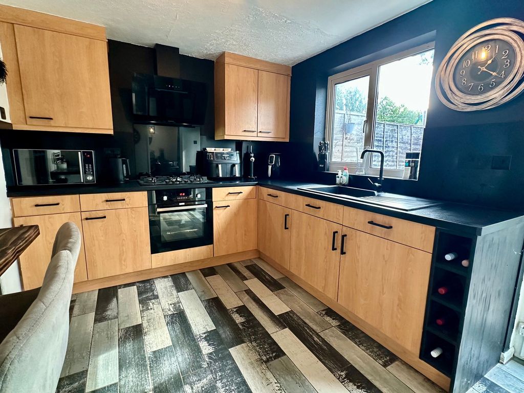 Property photo 3 of 19 Kitchen