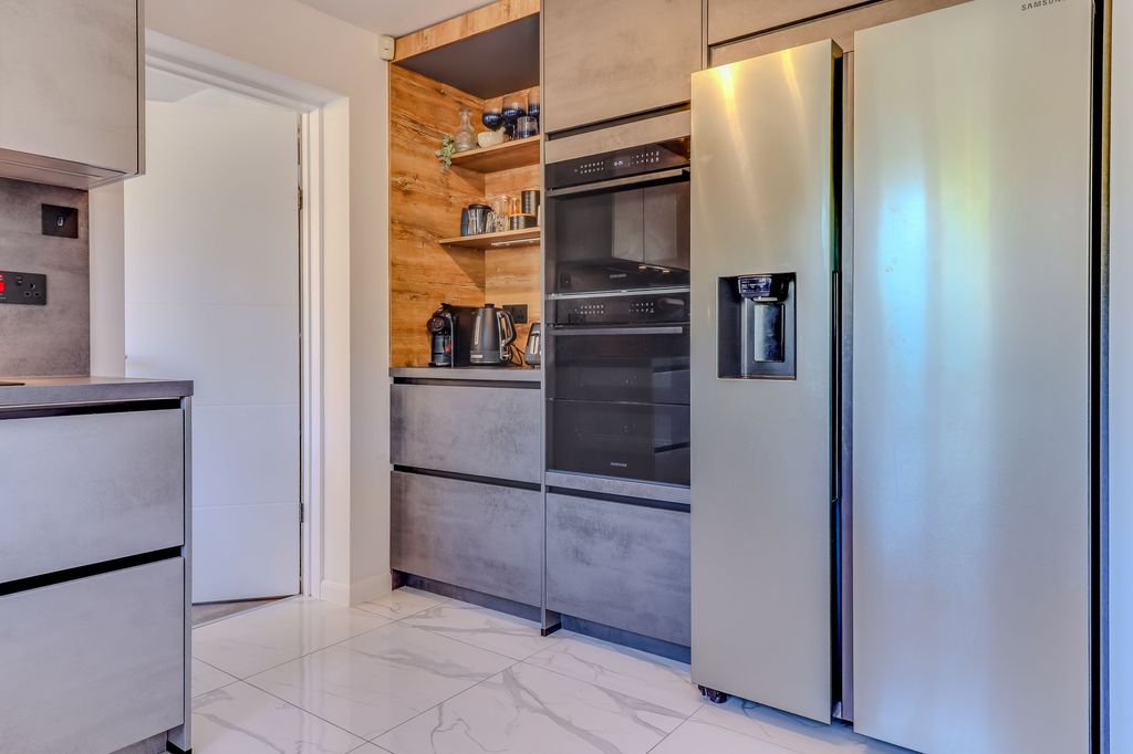 Property photo 3 of 24