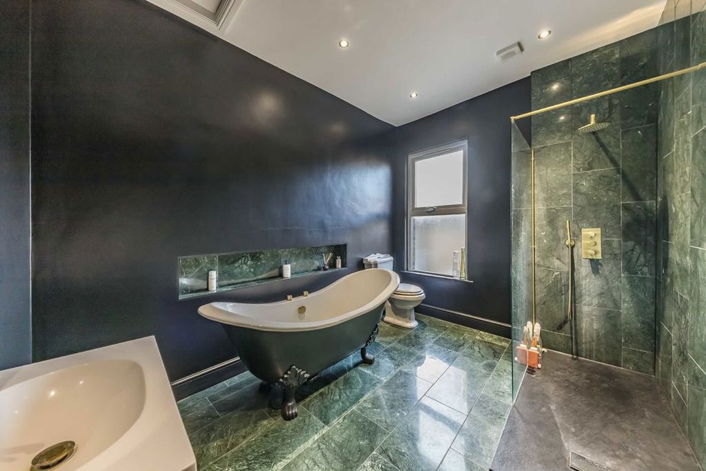 Property photo 3 of 9