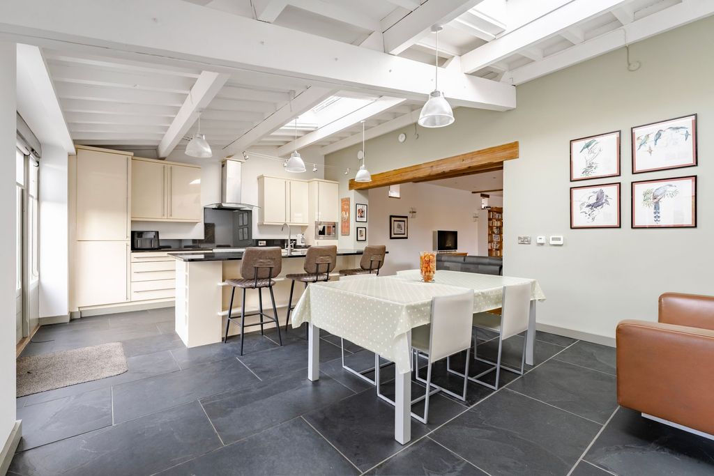 Property photo 2 of 26