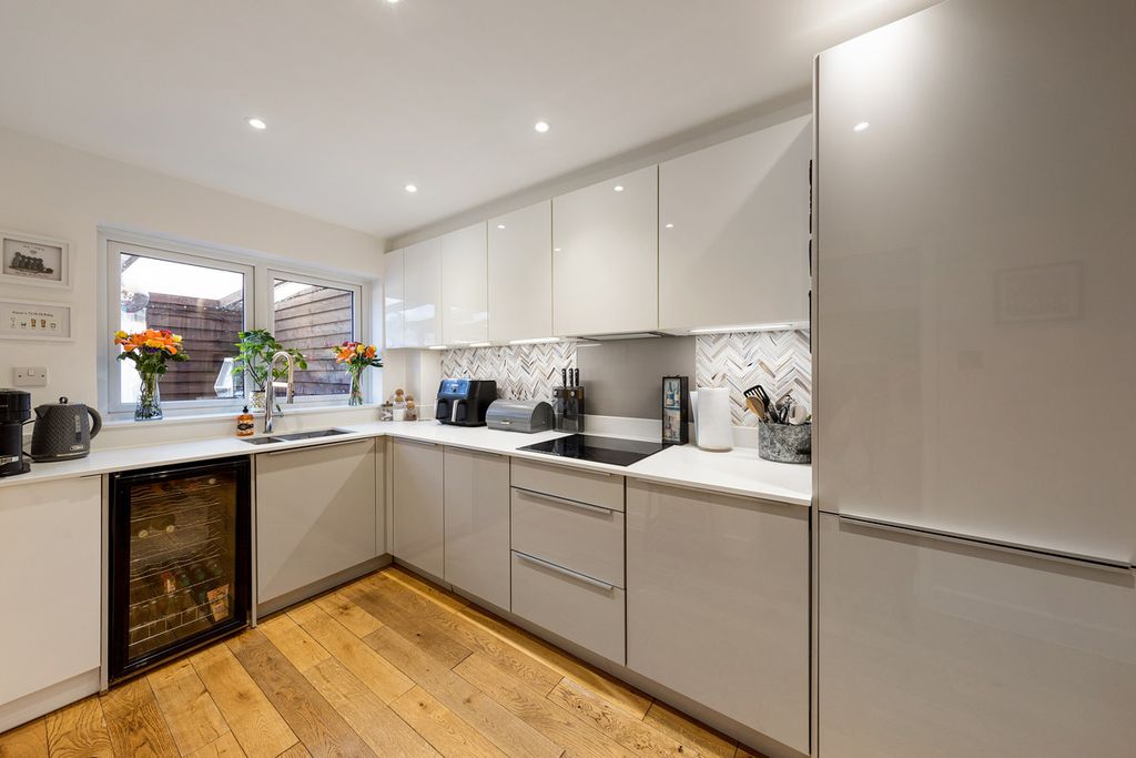 Property photo 2 of 23