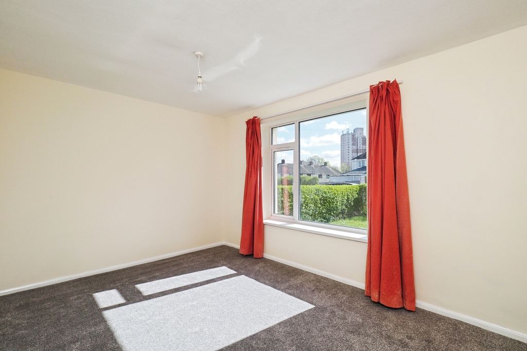 Property photo 3 of 13 Lounge