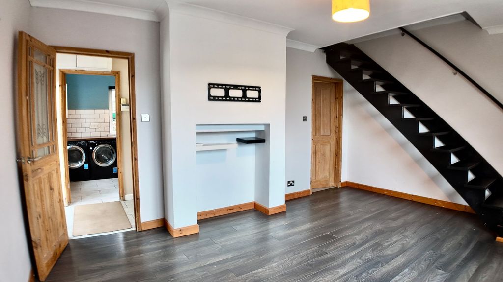 Property photo 2 of 28