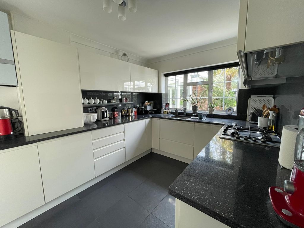 Additional image 8 of 5 bed terraced house to rentLodge Close, Chigwell IG7