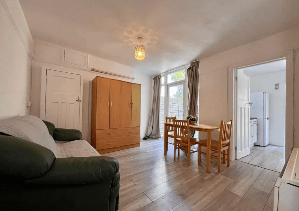 Property photo 1 of 7 33 Breamar Avenue
