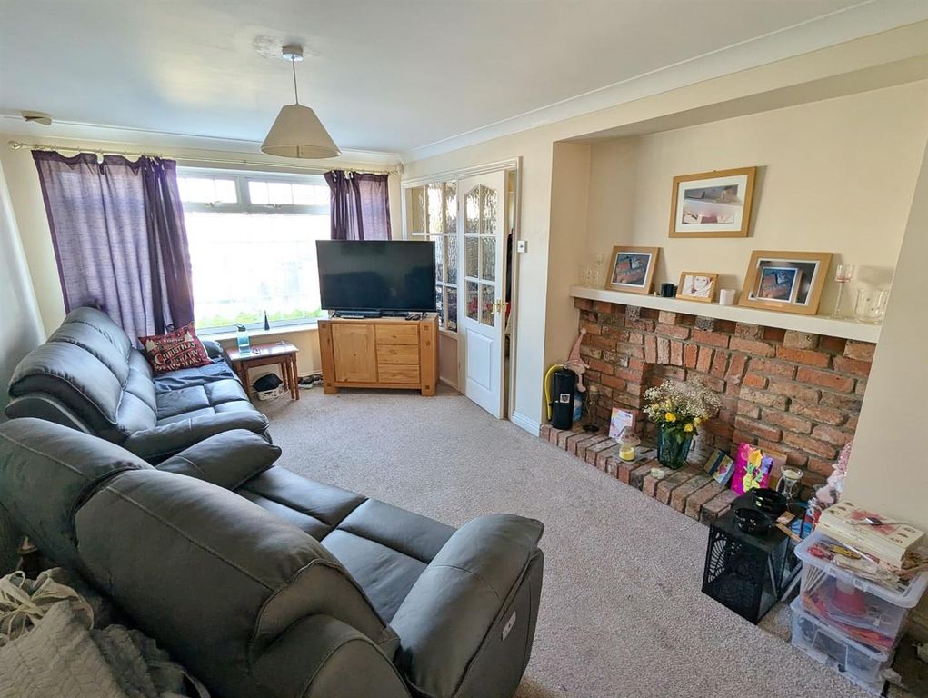 Property photo 2 of 17 Lounge