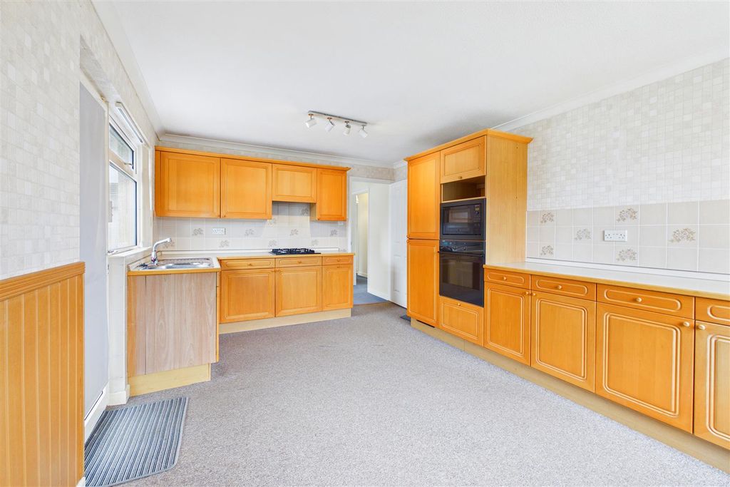 Property photo 3 of 17 Kitchen