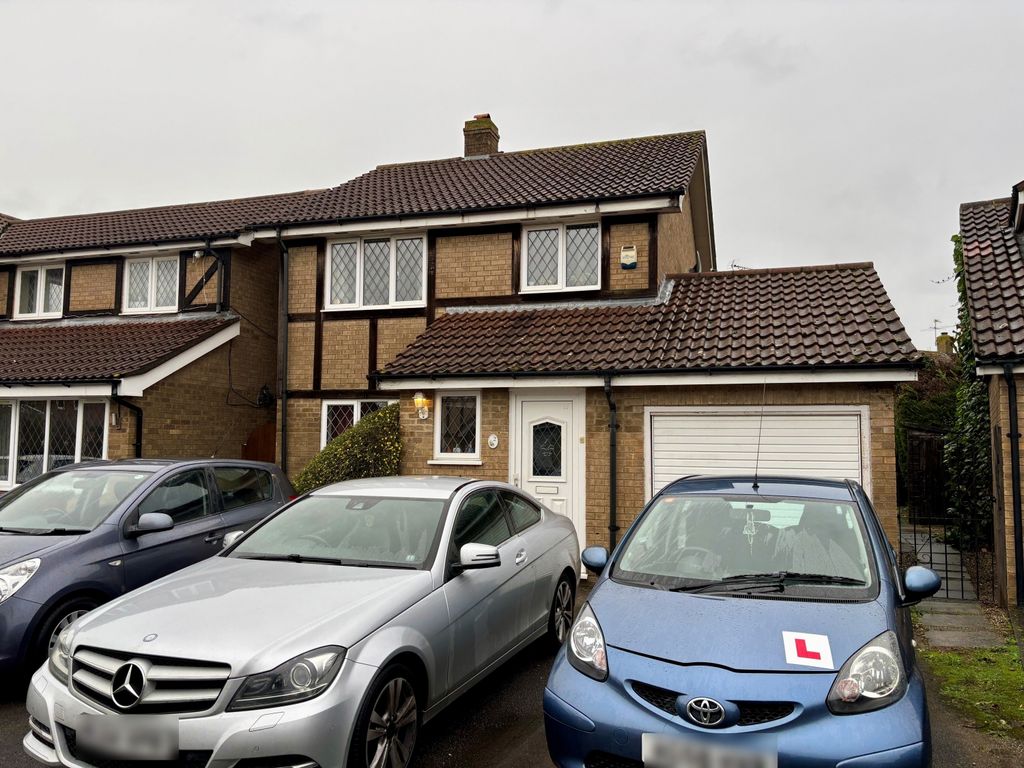 Property photo 1 of 1 2 Caddy Close Front