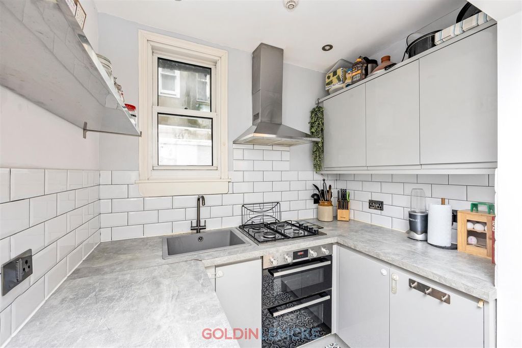 Property photo 3 of 17 Kitchen