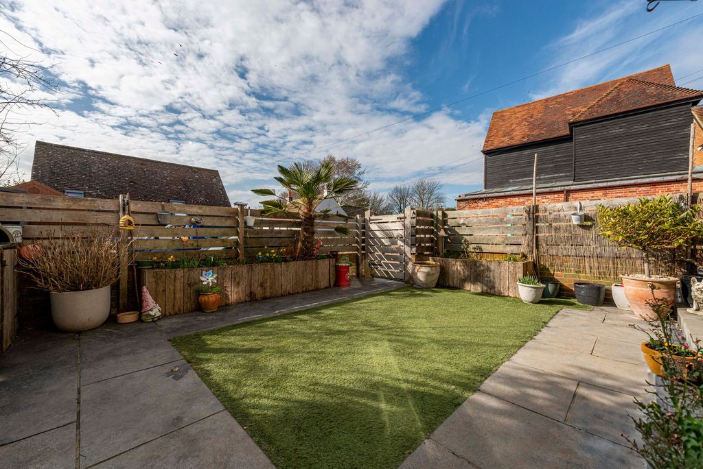 Property photo 3 of 30 Garden (1)