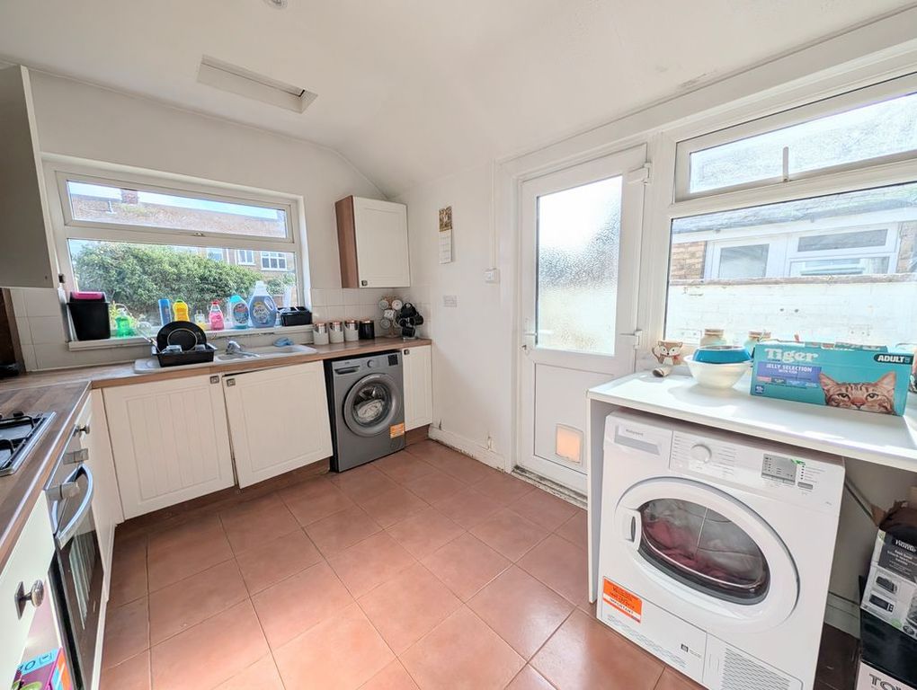 Property photo 3 of 10 Kitchen