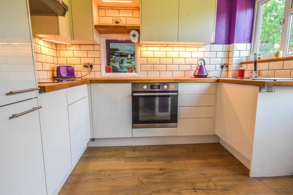 Property photo 3 of 18 Kitchen