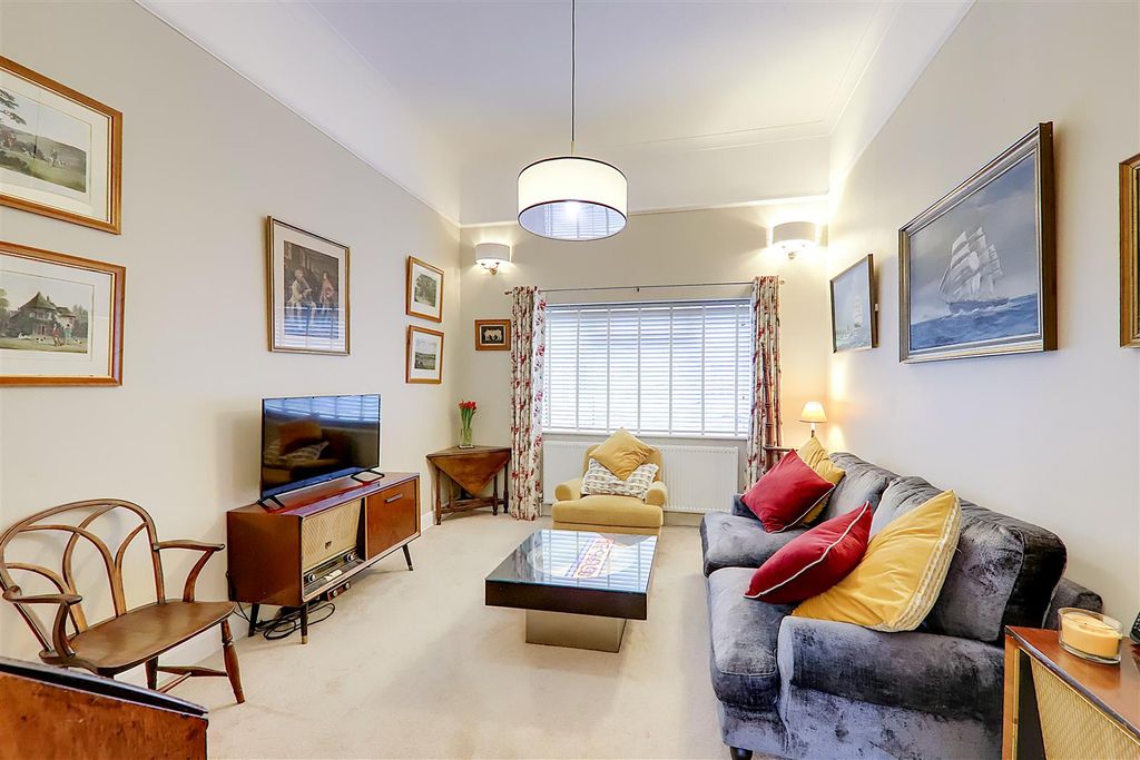 Property photo 3 of 28 Lounge