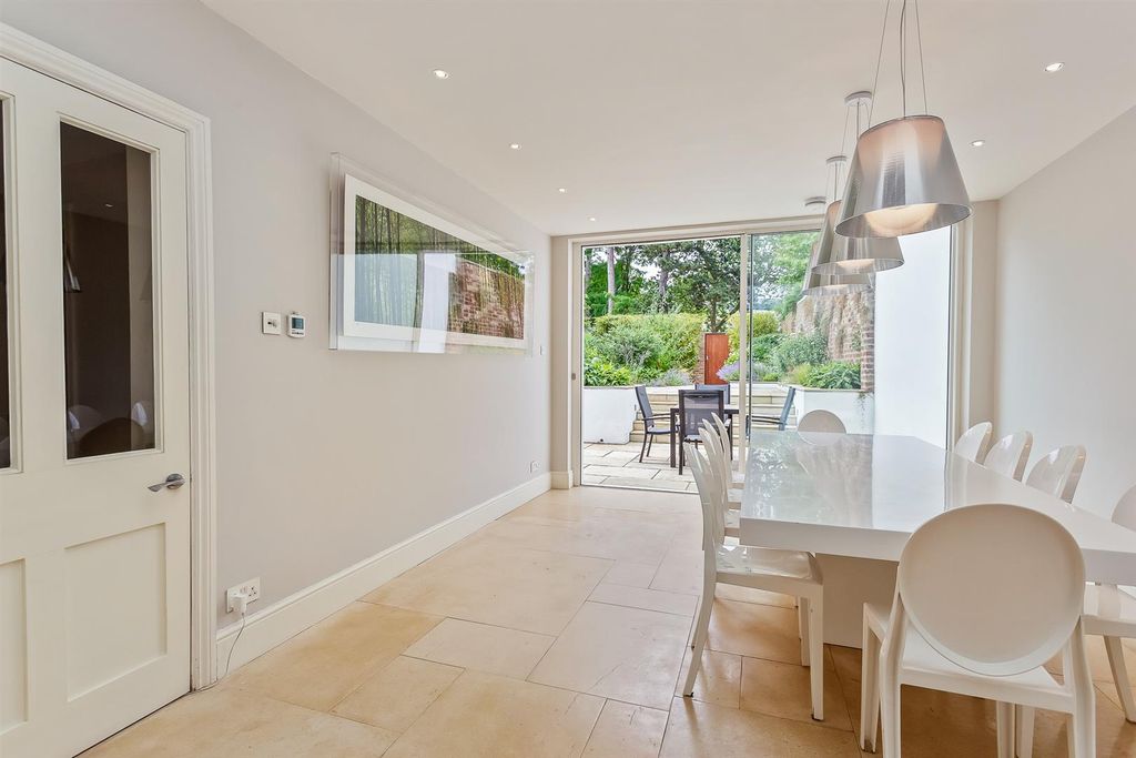 Property photo 3 of 22 Breakfast Room