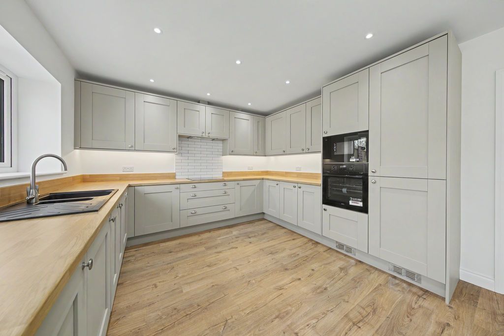 Property photo 3 of 31 Kitchen