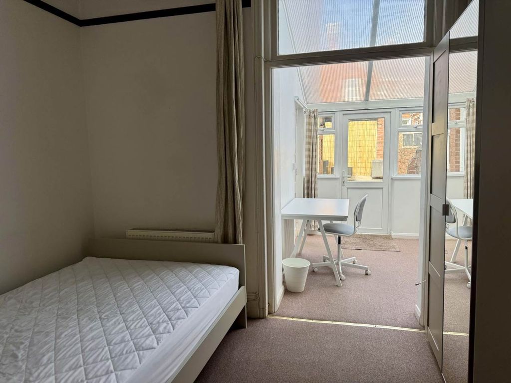 Property photo 3 of 7 Bed 2