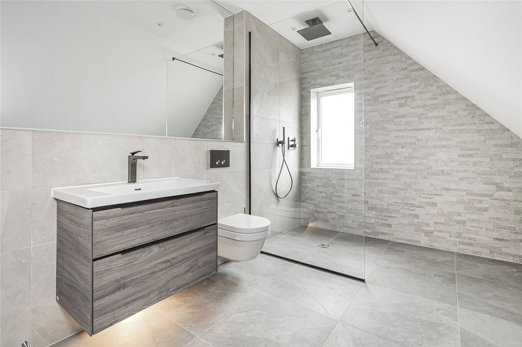 Property photo 3 of 18 Bathroom