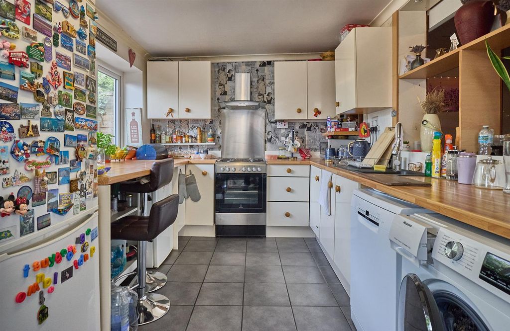Property photo 2 of 12 Fitted Breakfast Kitchen To Rear