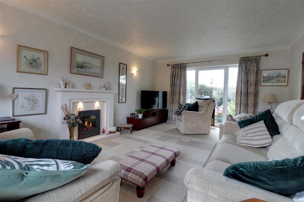 Property photo 2 of 32