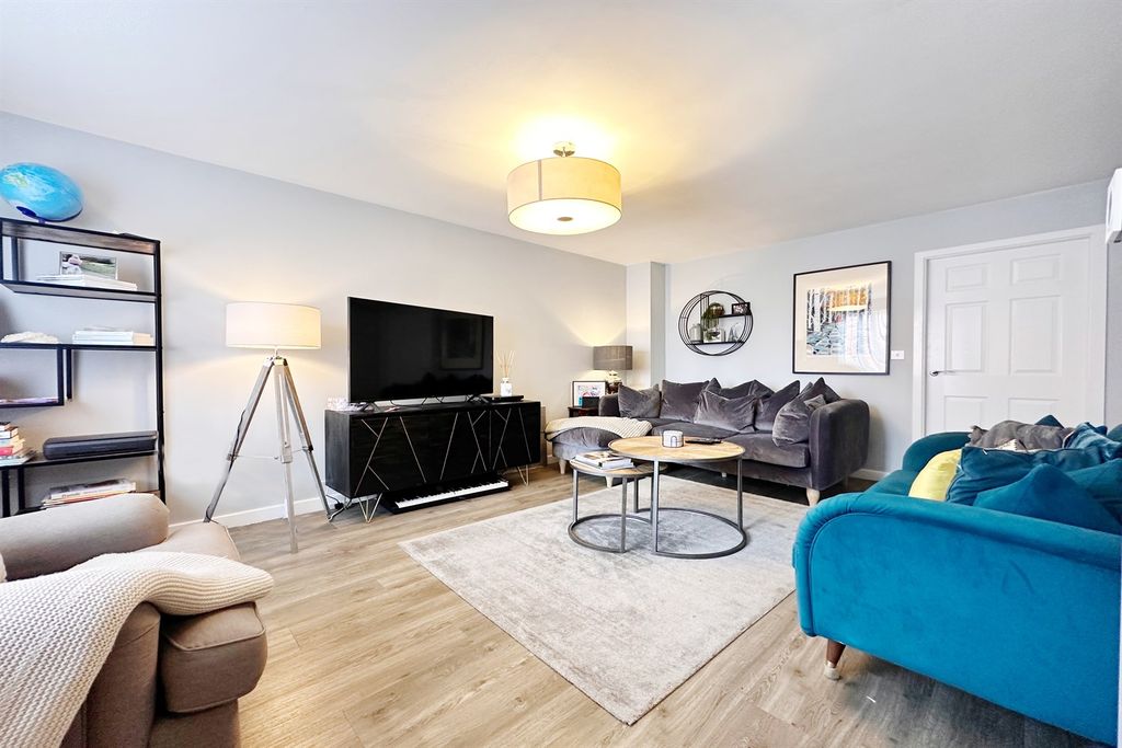 Property photo 2 of 16 Lounge