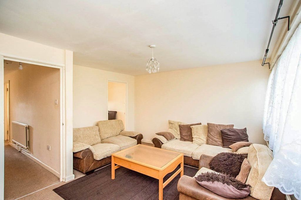 Property photo 3 of 10 Lounge 2