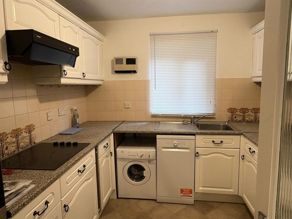 Property photo 3 of 10 Kitchen