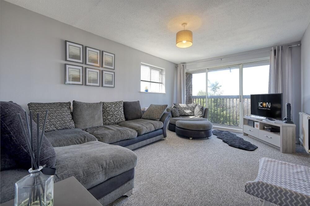 Property photo 1 of 18 Living Room