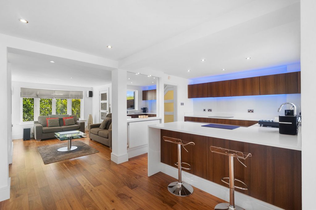 Property photo 3 of 27