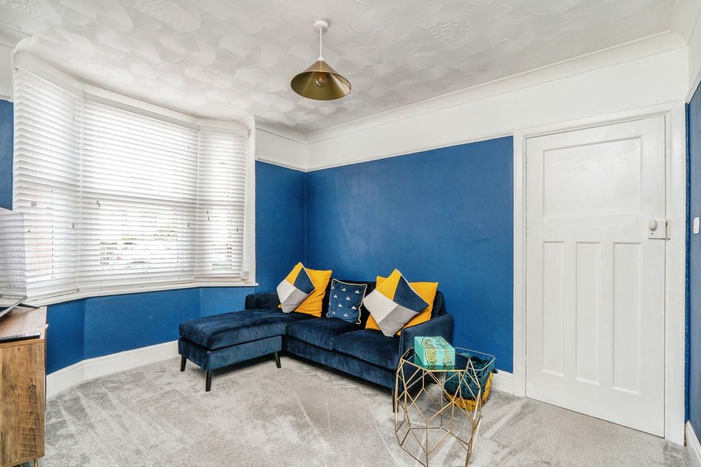 Property photo 3 of 15 Lounge