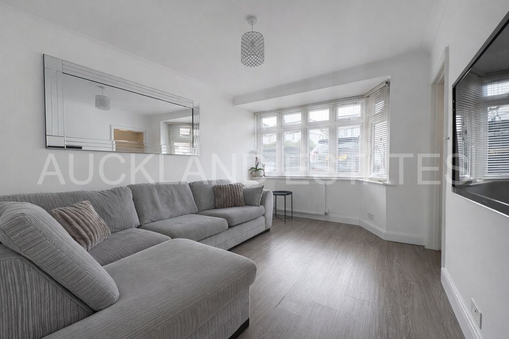 Property photo 3 of 14 Image00009