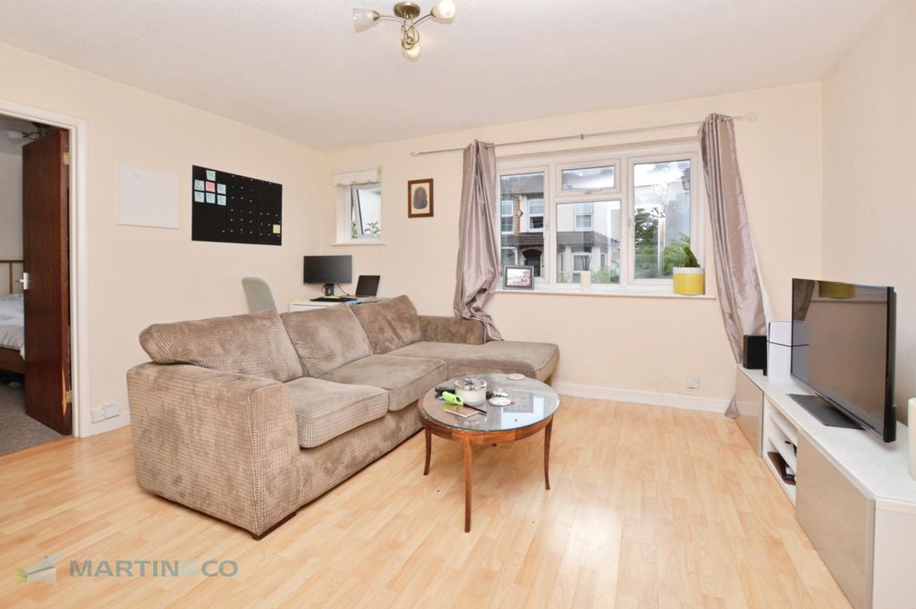 Property photo 2 of 6 Lounge 2