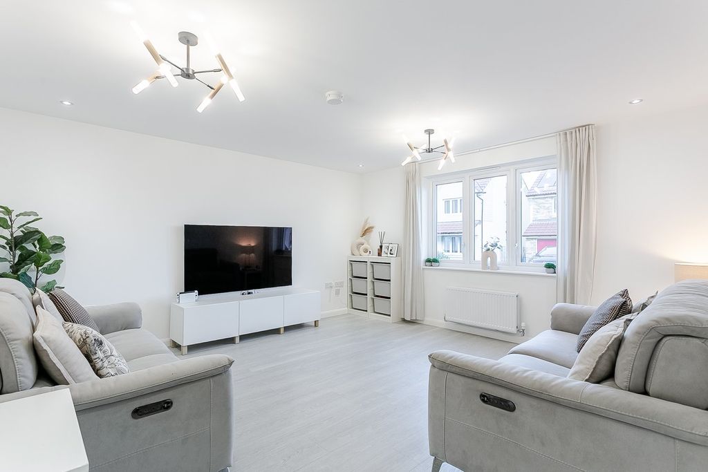 Property photo 2 of 40